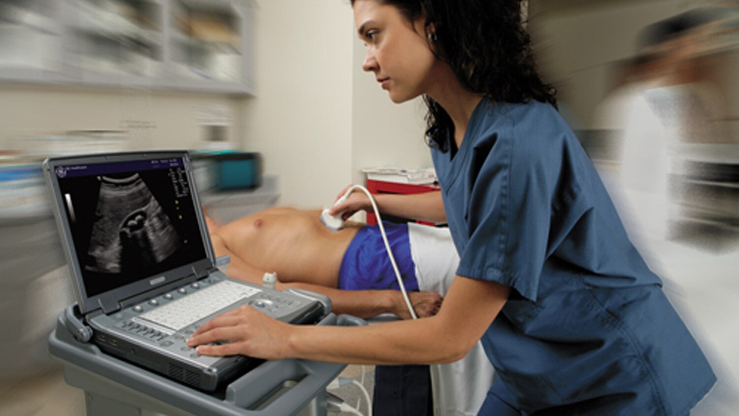 duct-product-categories-ultrasound-logiq-logiq_clinician_performing_stomach_ultrasound.jpg