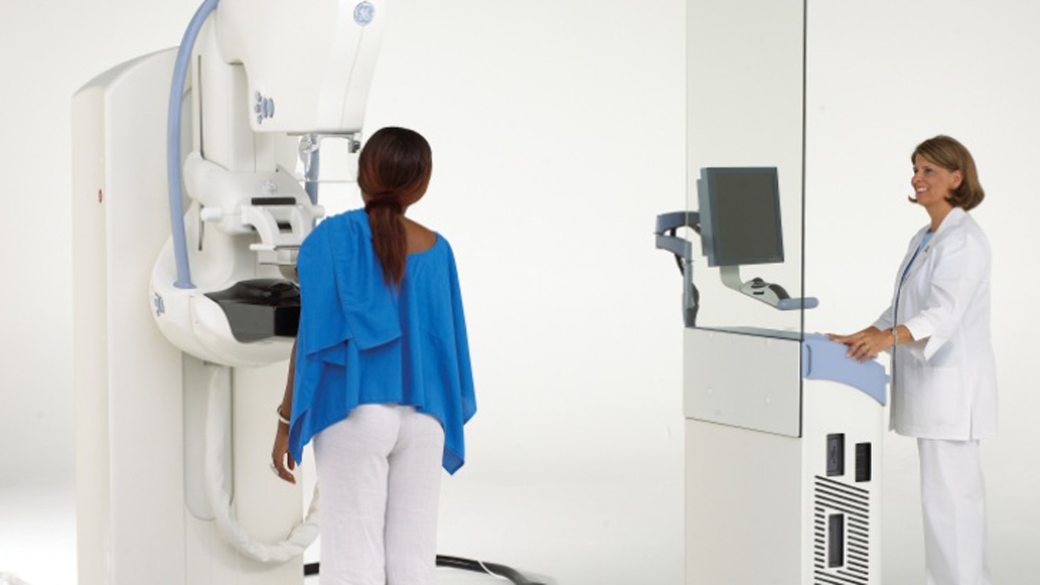 education-general-gehc_education_senographe_essential_nurse_patient2.jpg