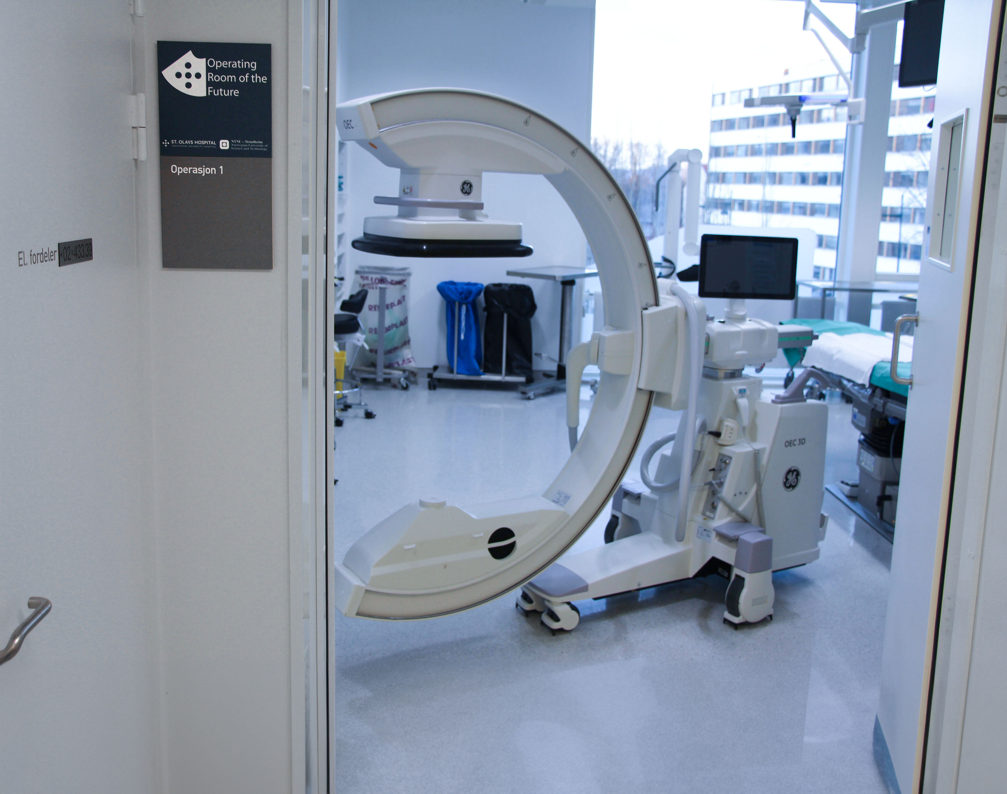 Intraoperative mobile cone beam CT scanner for maxillofacial surgery ...